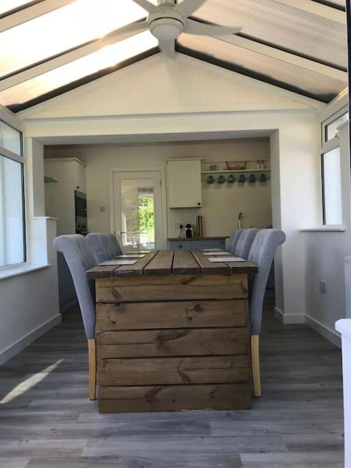 Villa Perfect 4 Cpls & Families . Close To Everything Pentraeth Exterior foto