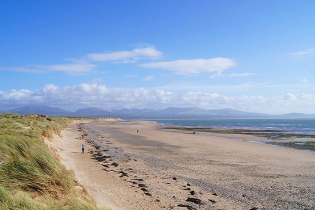 Villa Perfect 4 Cpls & Families . Close To Everything Pentraeth Exterior foto